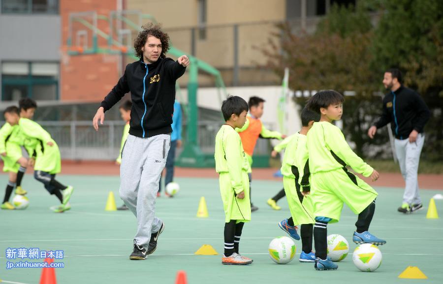 （体育）（3）足球——荷兰国王在京观摩校园足球训练课