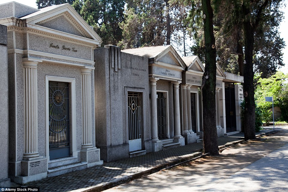 智利：圣地亚哥名人墓（General Cemetery of Santiago）<br />智利的政治家、总统、艺术家、运动员等200万名人的身后之地，就这样被2010年的大地震袭击了。