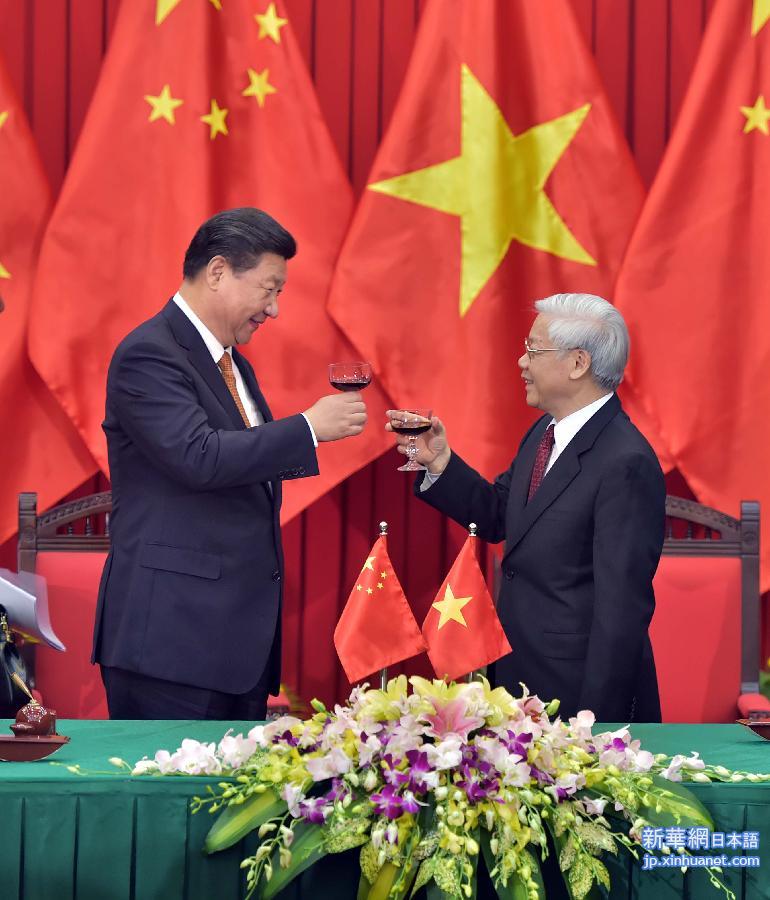 （XHDW）（1）习近平与越共中央总书记阮富仲共同见证双边合作文件的签署