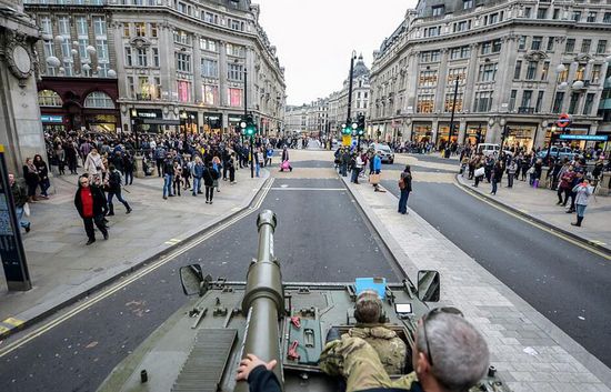 据悉，花费1500英镑（约14415元），游客们就可以体验乘坐坦克在伦敦街头游走3个小时的快感，可以坐着这辆坦克去看伦敦桥，大本钟等地标性建筑，堪称“最安全的旅行”。[!--empirenews.page--]