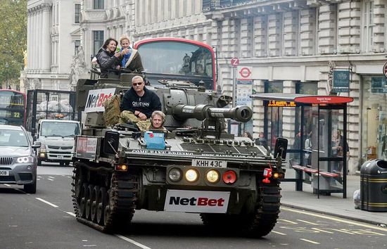 这辆坦克开在街上非常拉风，引路人围观。（网页截图）