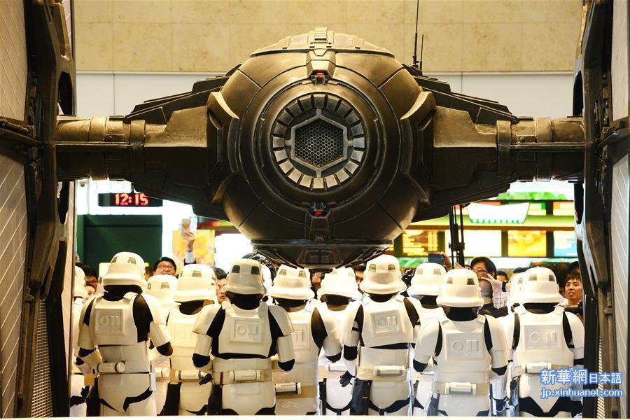 （国际）（2）《星球大战》战斗机模型亮相新加坡樟宜机场