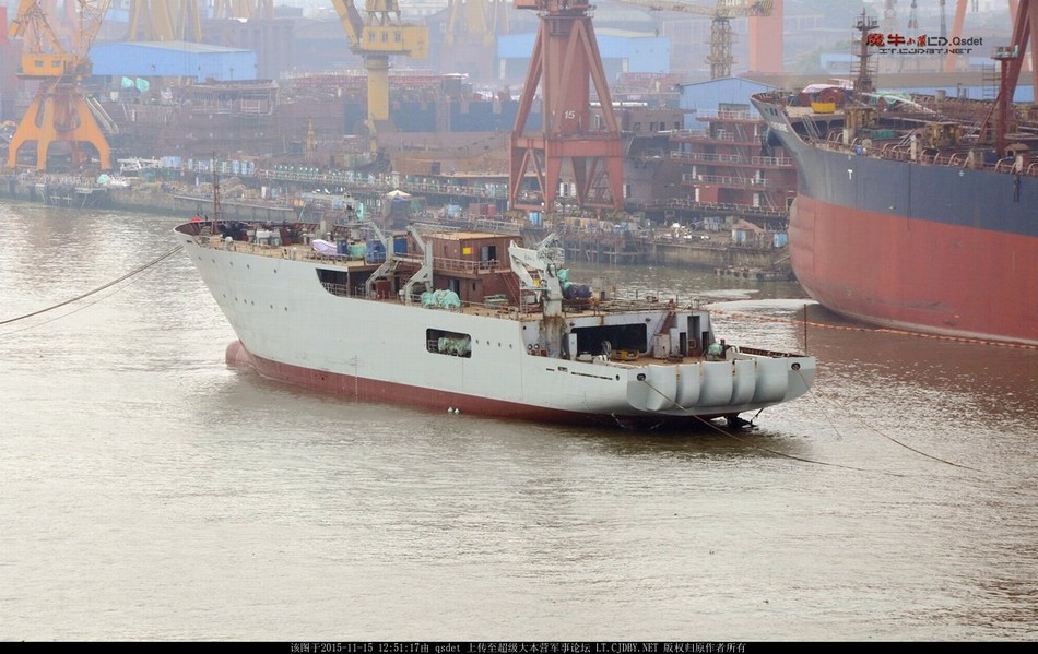 近日，网友在某造船厂内拍摄到一艘新下水的军用辅助船，从该船的一些特征来看，应该是一艘新型铺缆船。（鸣谢：超大军事 魔牛小队）
