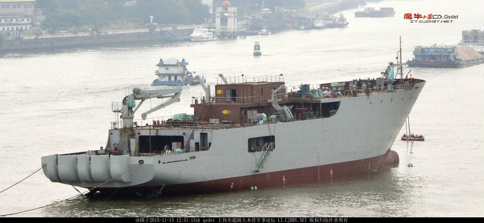 近日，网友在某造船厂内拍摄到一艘新下水的军用辅助船，从该船的一些特征来看，应该是一艘新型铺缆船。（鸣谢：超大军事 魔牛小队）