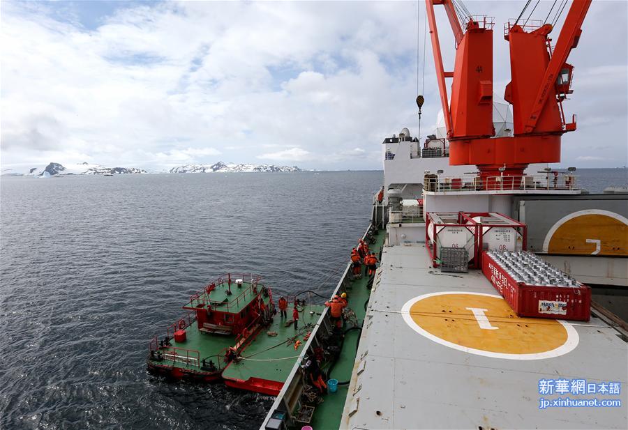 （第32次南极科考·图文互动）（2）“雪龙”号抵达长城站开始卸货