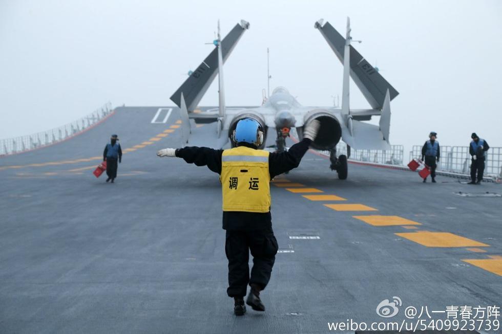 遼寧艦の甲板作業員、七色の作業服を着用