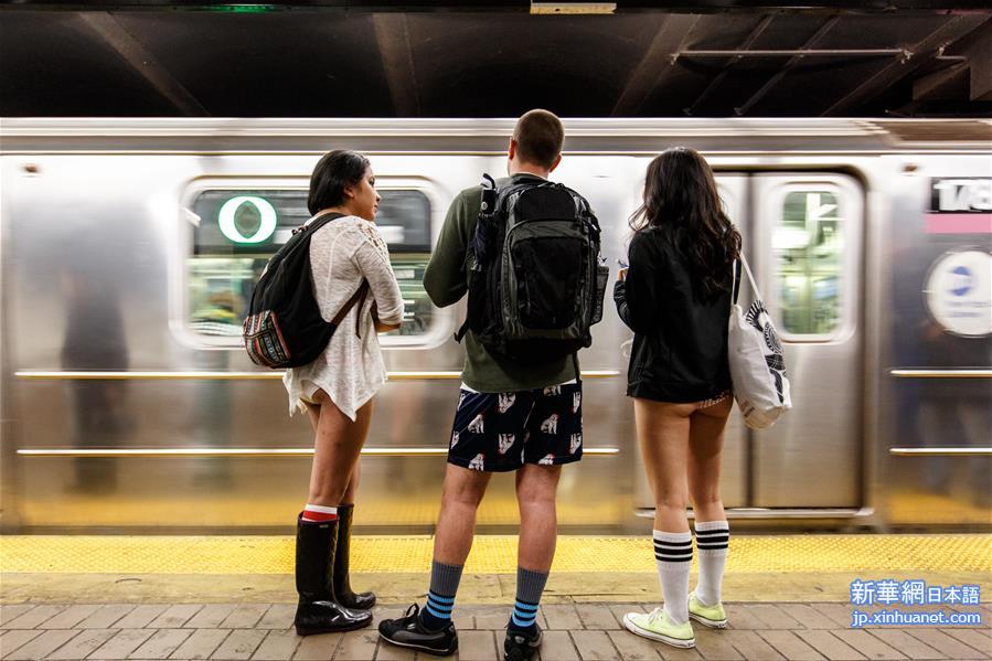 （国际）（1）纽约举行“不穿裤子搭地铁”活动