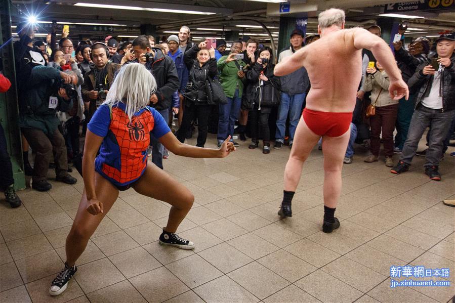 （XHDW）（1）纽约举行“不穿裤子搭地铁”活动