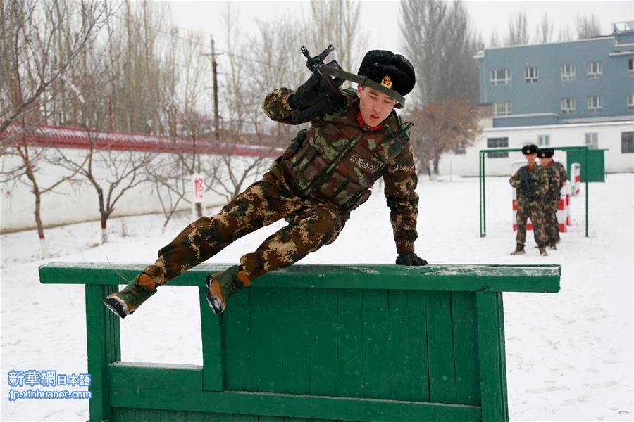 （晚报）（3）新疆伊犁边防：雪地练精兵 保障“十三冬”