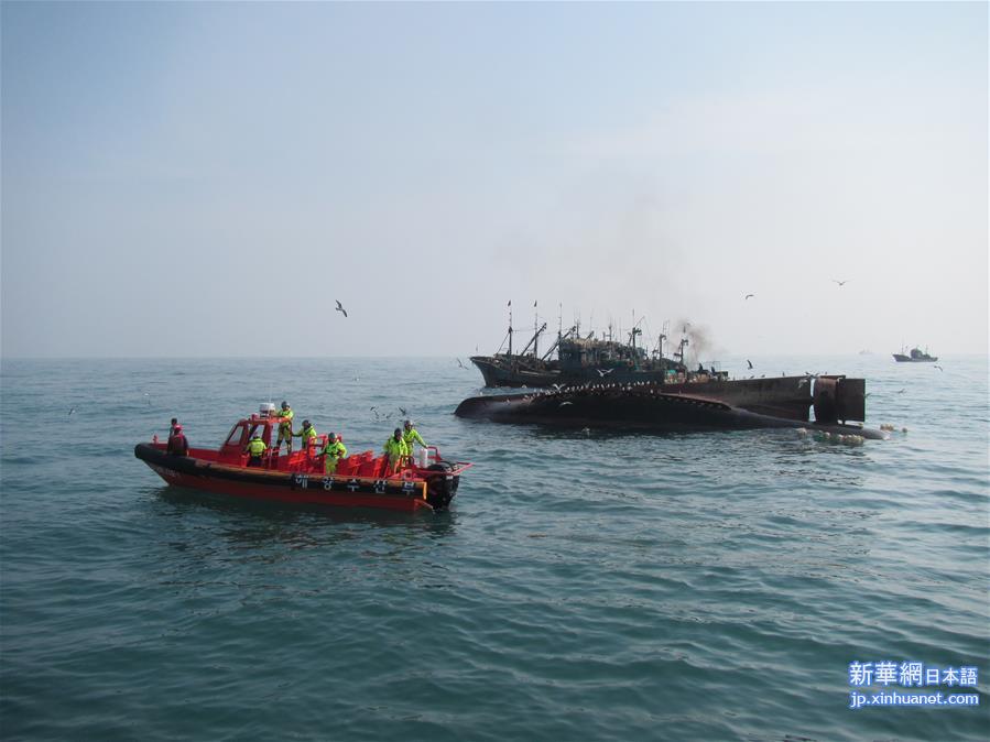 （国际）（4）一艘中国渔船在韩国南部全罗南道可居岛附近海域翻沉