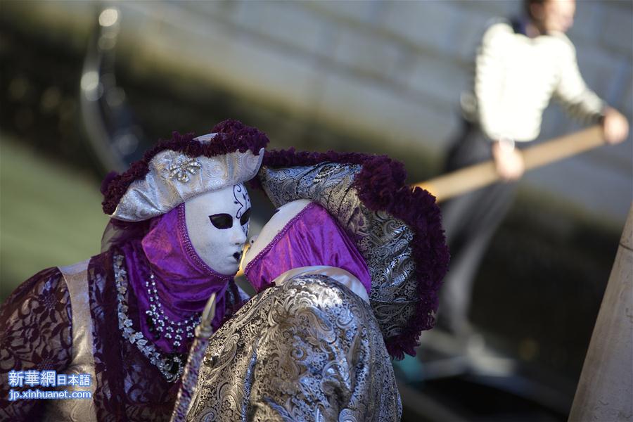 （晚报）（5）面具与华服的盛宴：威尼斯狂欢节渐入高潮