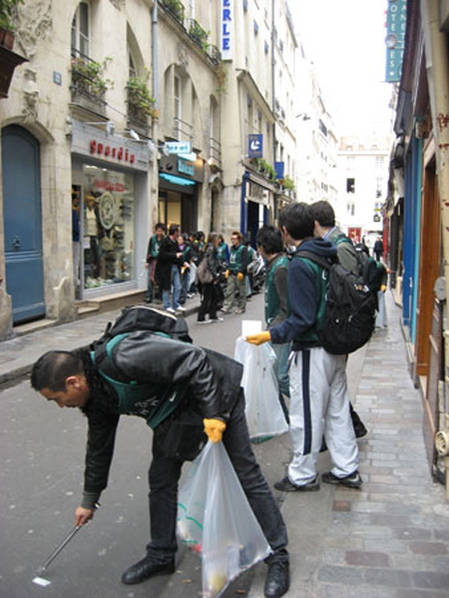 日本人难忍巴黎脏乱差 组团打扫卫生