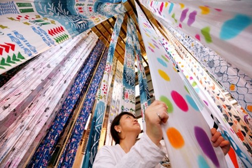 日本手帕工场迎生产高峰飘逸斑斓寄语夏天（图）