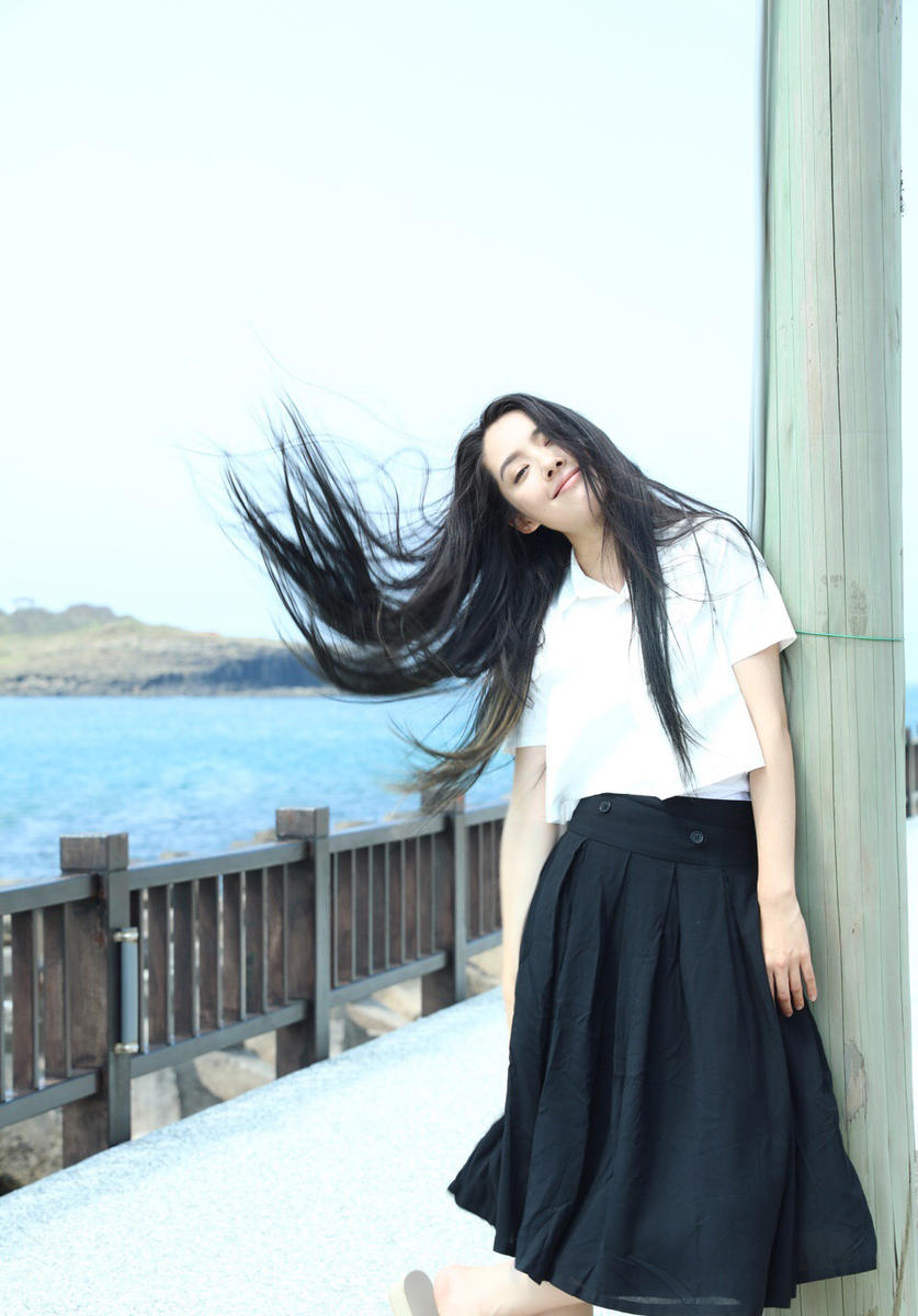 女神 郭碧婷の新写真 白の服に黒のスカートが爽やか 新華網日本語