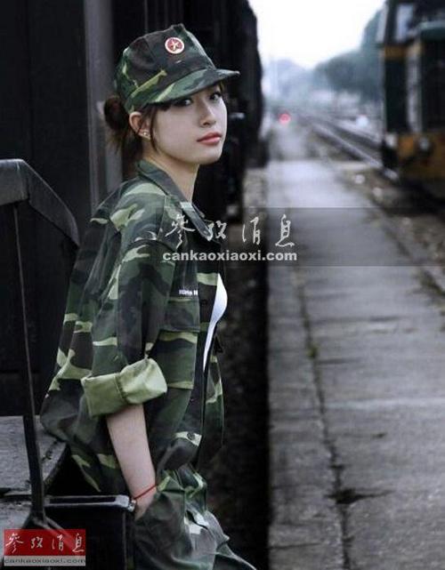 图为越南女兵。