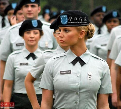 图为参加美国陆军基础训练仪式的女兵。
