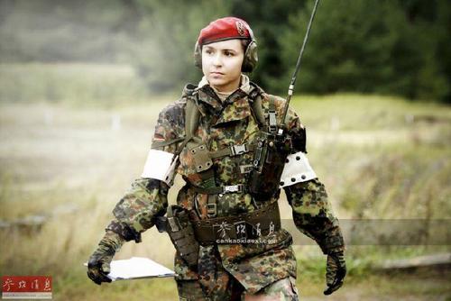 图为德国陆军女情报军官。