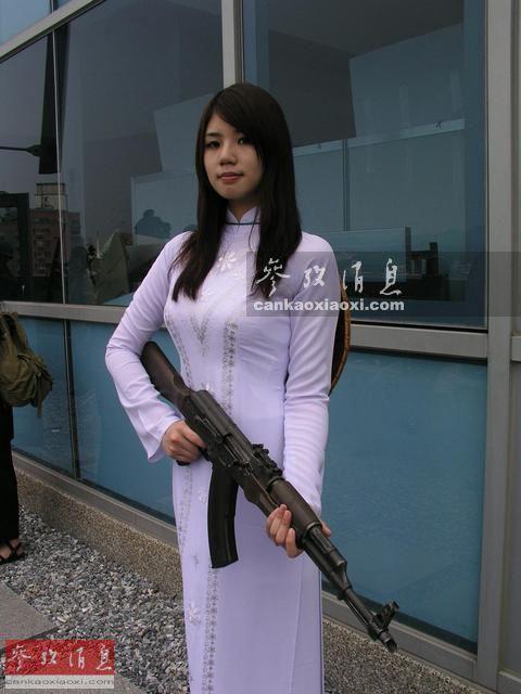 图为身穿越南民族服装的女兵。