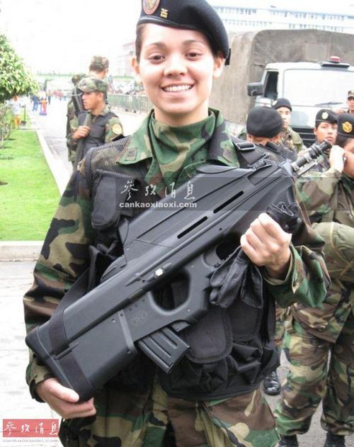荷兰军队女兵与F2000步枪。