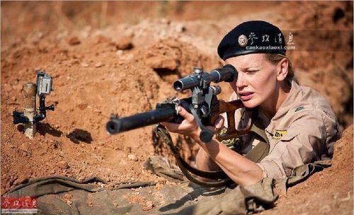 图为俄罗斯女演员持VSS消声步枪体验打靶。