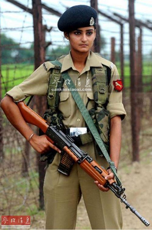 手持INSAS步枪的印度陆军女兵。