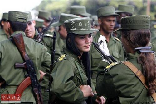 图为即将参加古巴阅兵的陆军女兵。