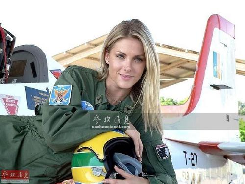 图为乌克兰空军女飞行员。