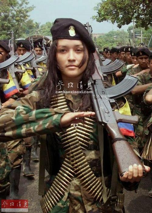 图为“哥伦比亚革命武装力量”（FARC）的女兵。