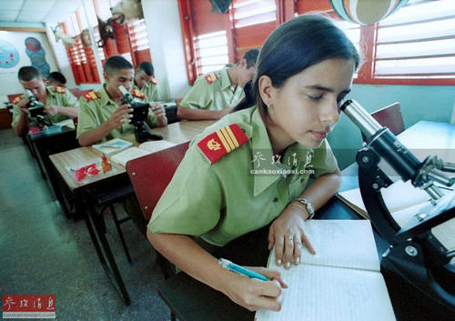 图为进行科学试验活动的古巴女兵。