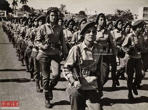 图为历史上的古巴陆军女兵。