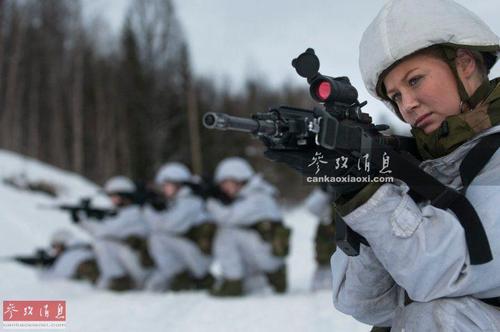 图为挪威陆军女兵进行雪地打靶训练。