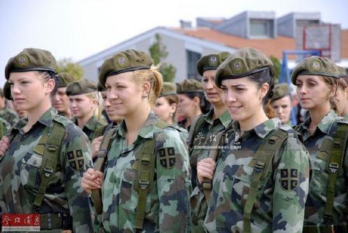 图为塞尔维亚陆军的女兵们。