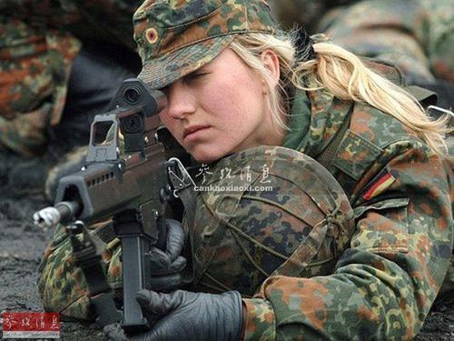 图为使用G36步枪打靶的德国陆军女兵。