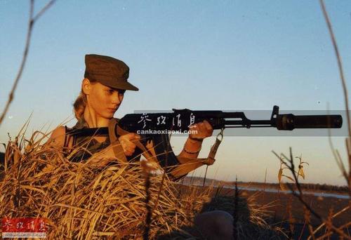 图为手持带有消音器的AK-47步枪的俄军女兵。