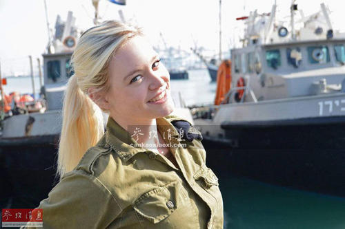 图为以色列海军女兵与巡逻艇合影。