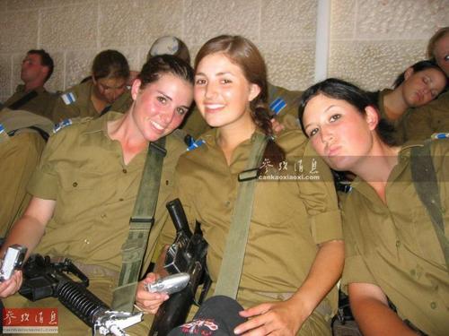图为以色列国防军女兵合影。