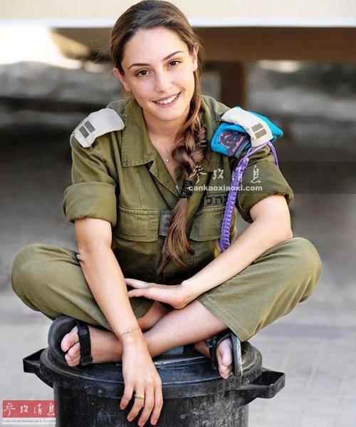 图为以色列陆军女兵。