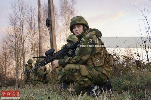 图为正在演习中的挪威陆军女兵。