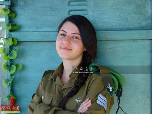 图为以色列陆军女兵。