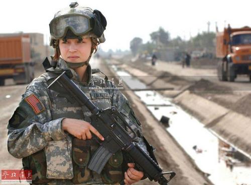 伊拉克战争期间，手持M4卡宾枪警戒的美军女兵。