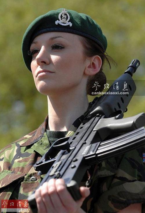 图为英国陆军女兵。