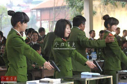 图为正在进行手枪打靶训练的越南女兵。
