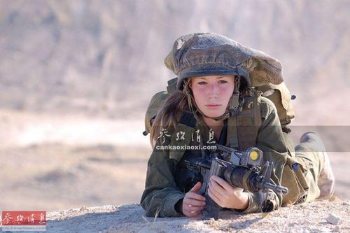 图为在以色列内盖夫沙漠进行野战训练的以色列女兵。