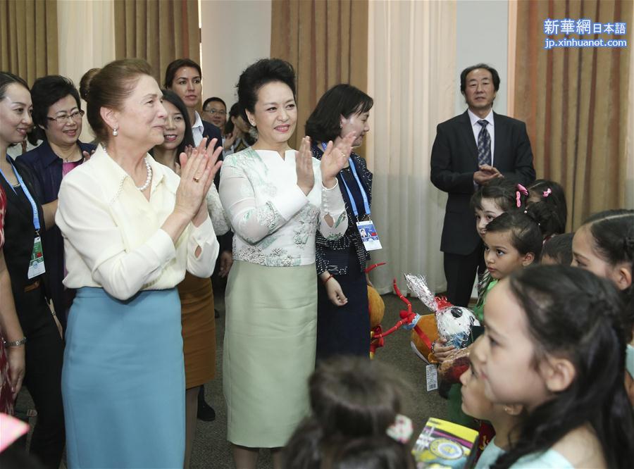 （XHDW）（5）彭丽媛同乌兹别克斯坦总统夫人卡里莫娃共同参观塔什干孔子学院 