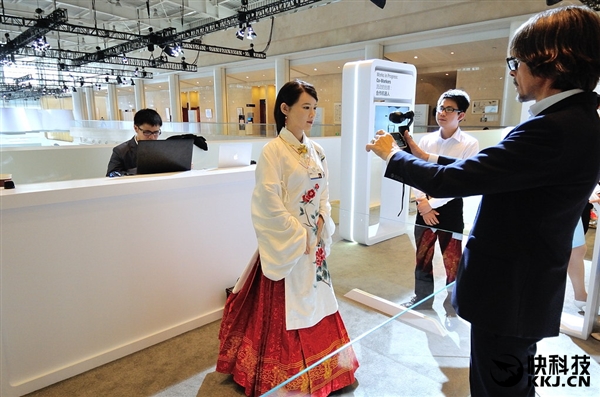 中国日本美女机器人对比：一个逼真 一个表情到位