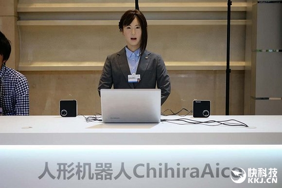 中国日本美女机器人对比：一个逼真 一个表情到位