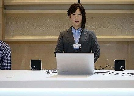 中日美女机器人亮相达沃斯 台媒称中国更亮丽