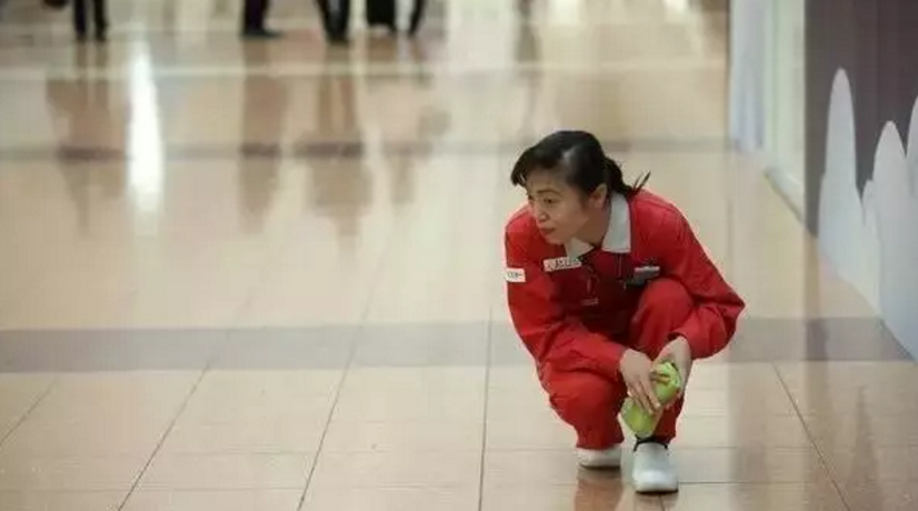 中国生まれの妇人が世界一清洁な空港を清扫、