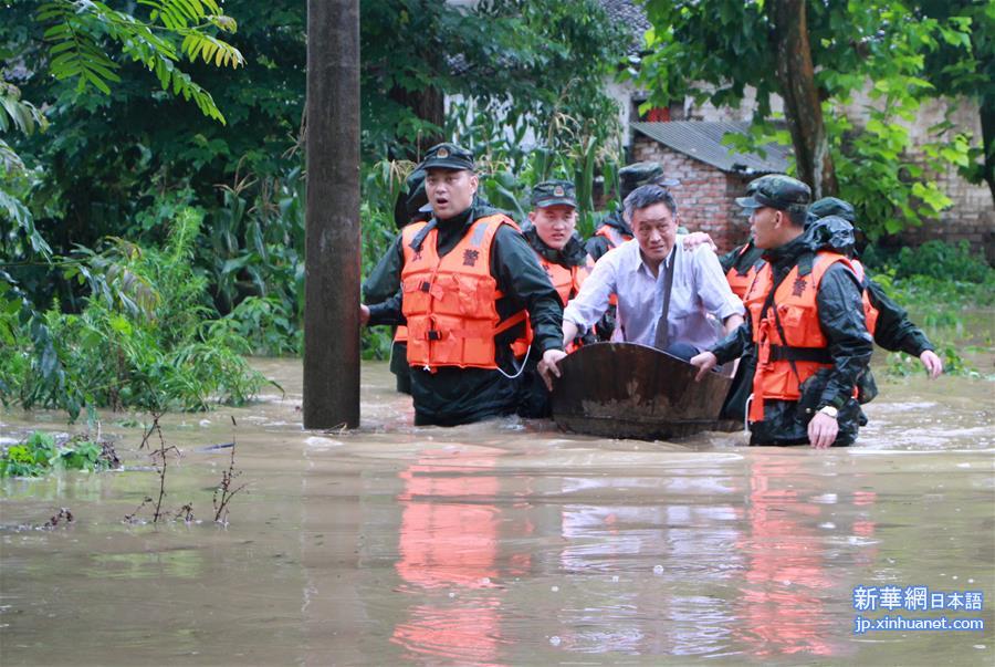 （社会）（1）安徽怀宁：武警官兵转移被洪水围困群众
