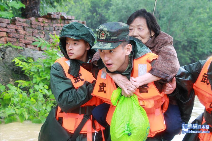 （社会）（2）安徽怀宁：武警官兵转移被洪水围困群众